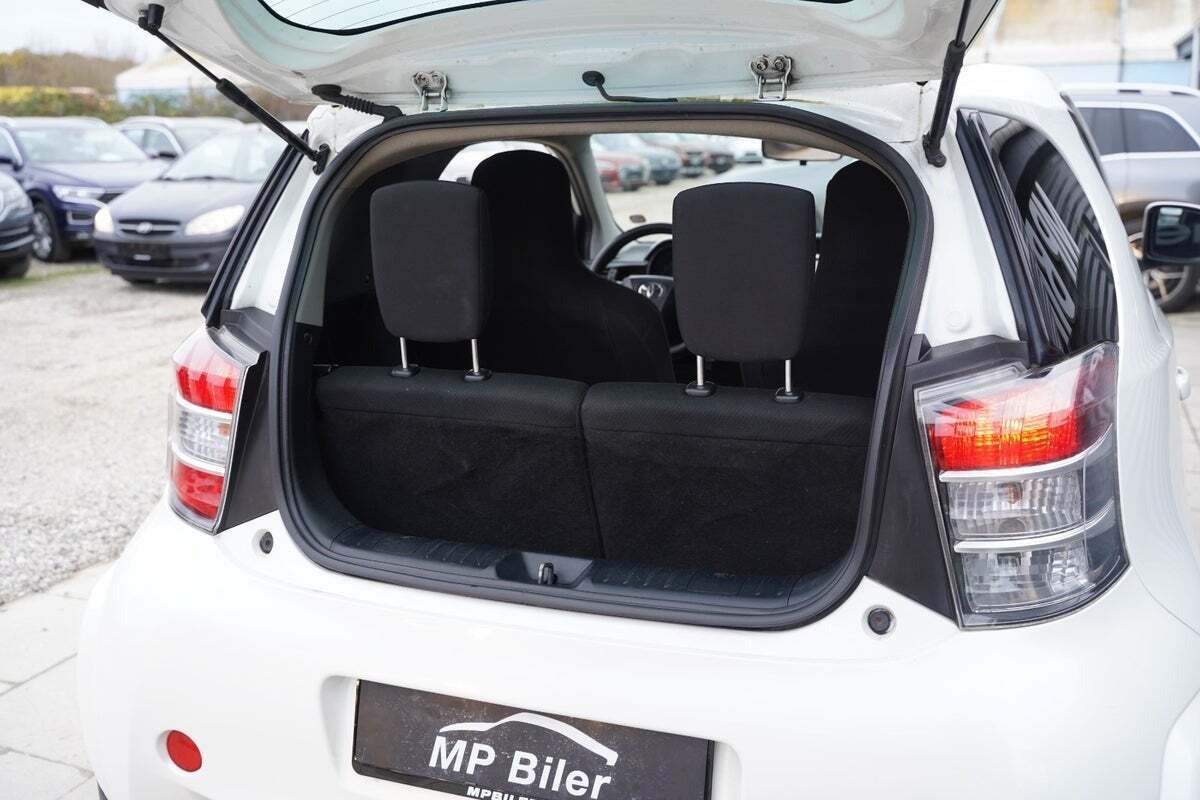 Hvid Toyota iQ fra 2010 set indefra