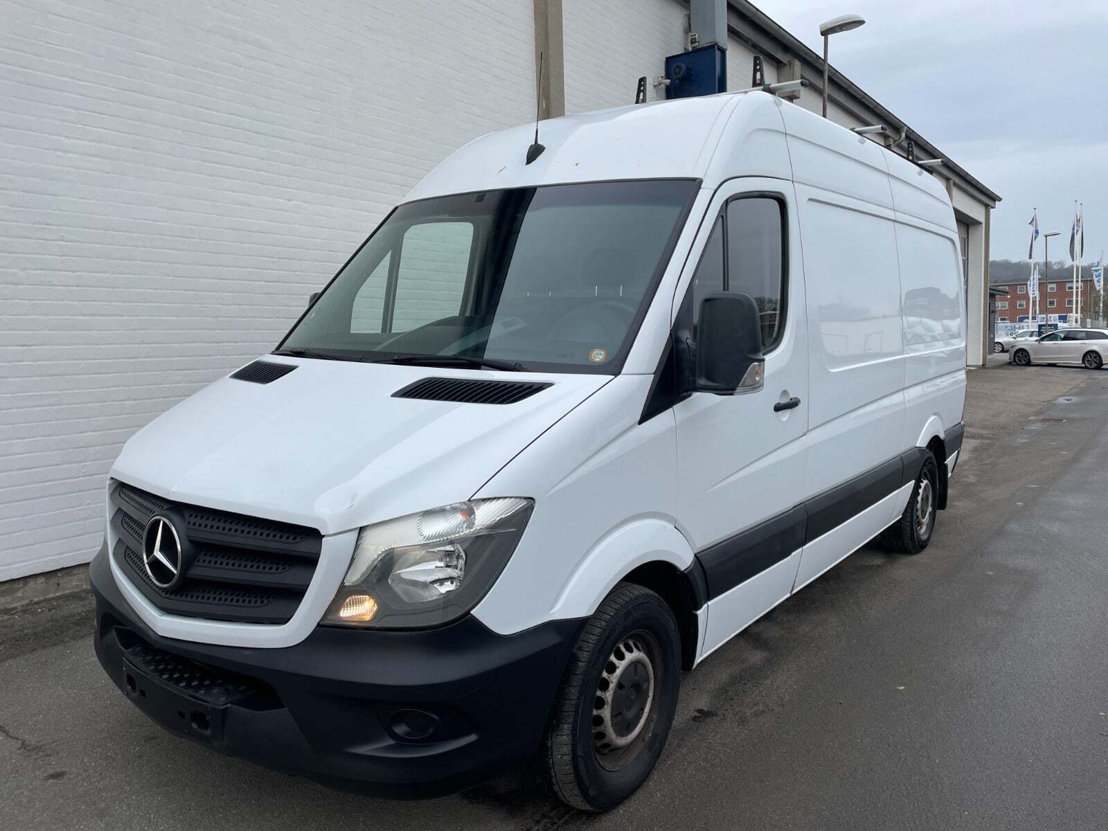 Hvid Mercedes Sprinter 316 fra 2017 set udefra