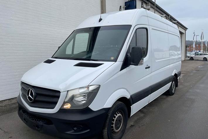 Hvid Mercedes Sprinter 316 fra 2017 set udefra