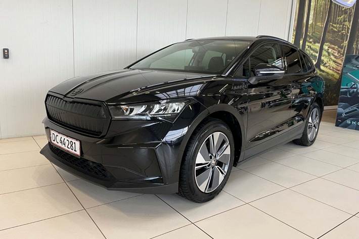 Sort Skoda Enyaq fra 2021 set udefra
