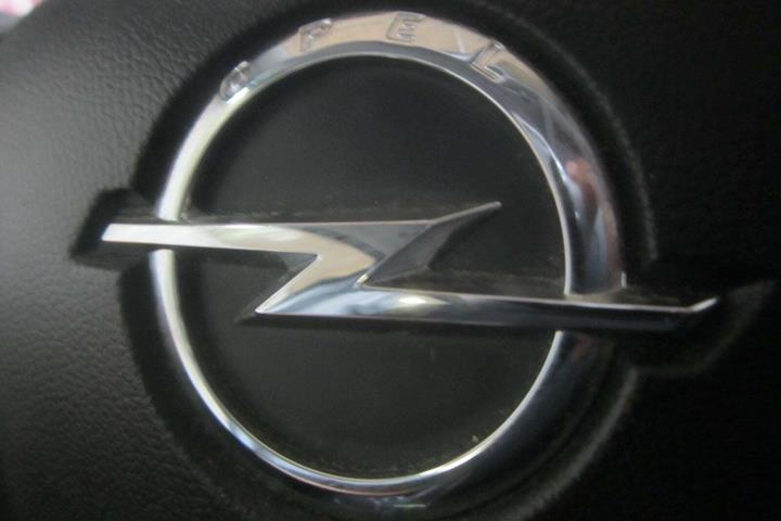 Sølv Opel Corsa fra 2017 set indefra