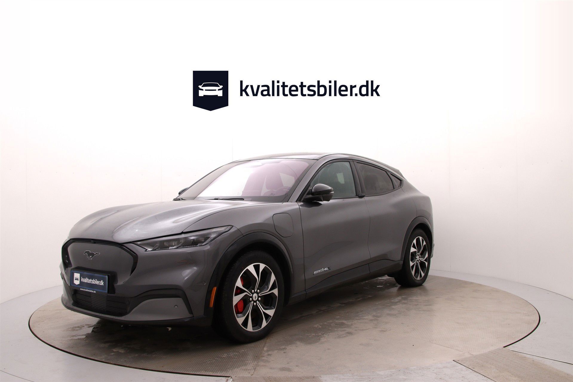 Grå Ford Mustang Mach-E fra 2023 set udefra