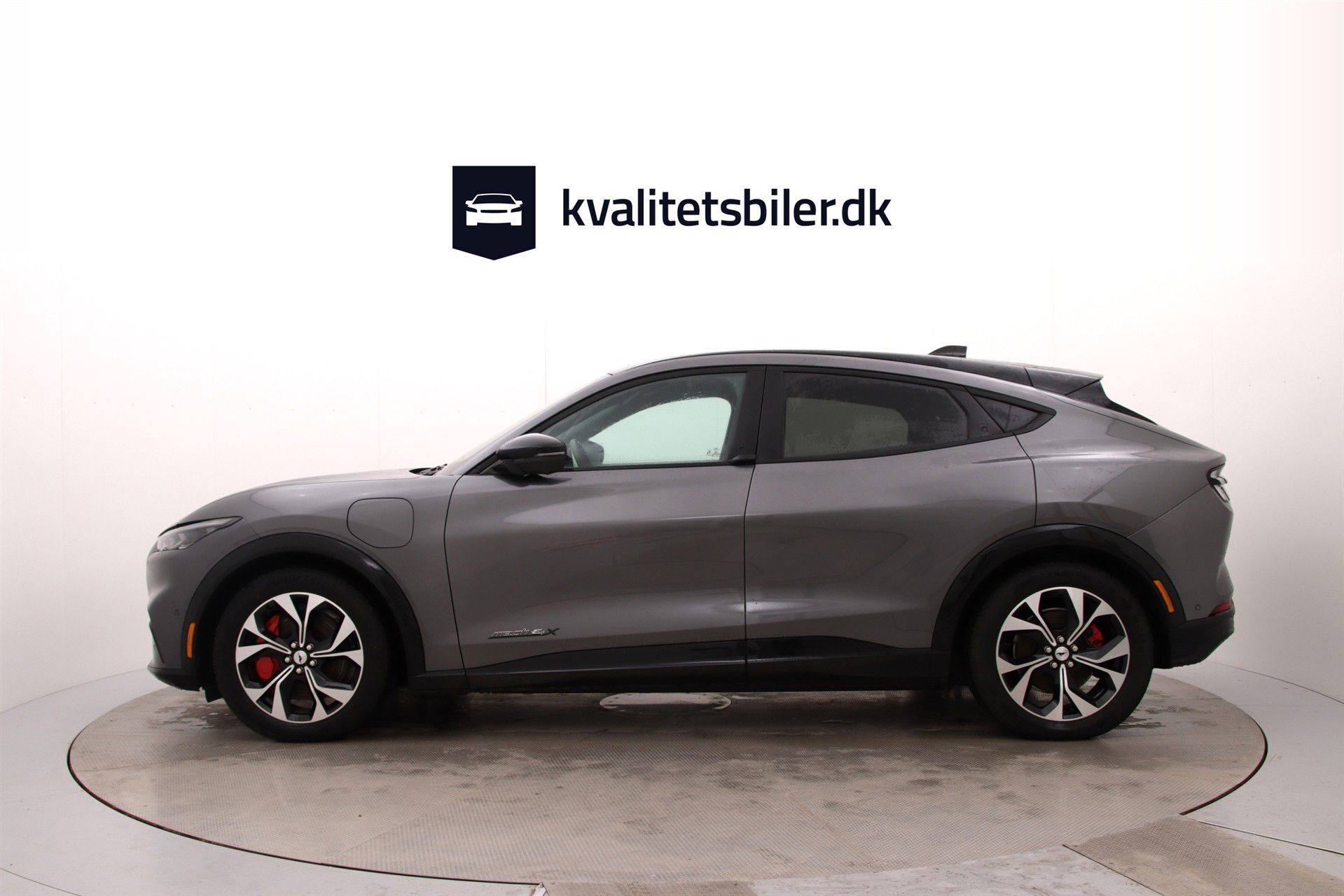 Grå Ford Mustang Mach-E fra 2023