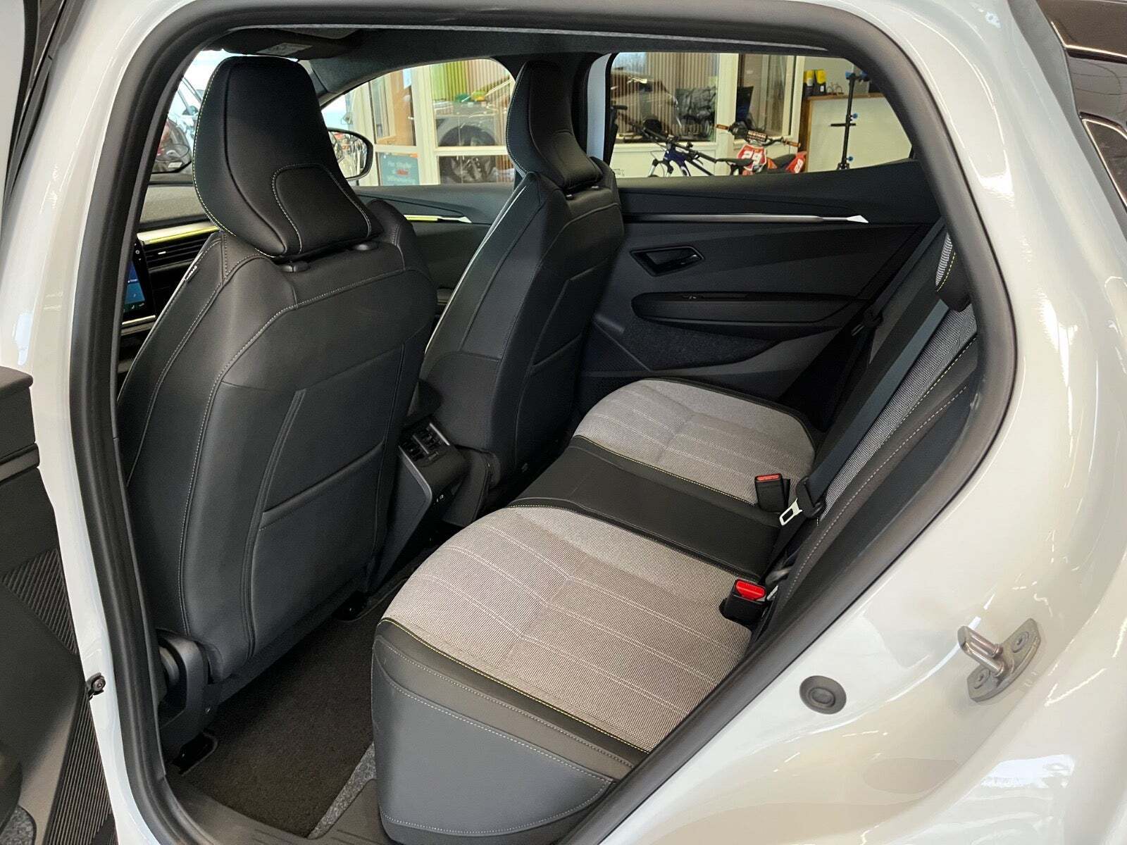 Hvid Renault Megane E-Tech fra 2024