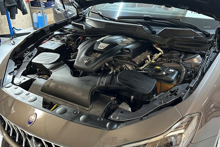 Grå Maserati Ghibli fra 2018
