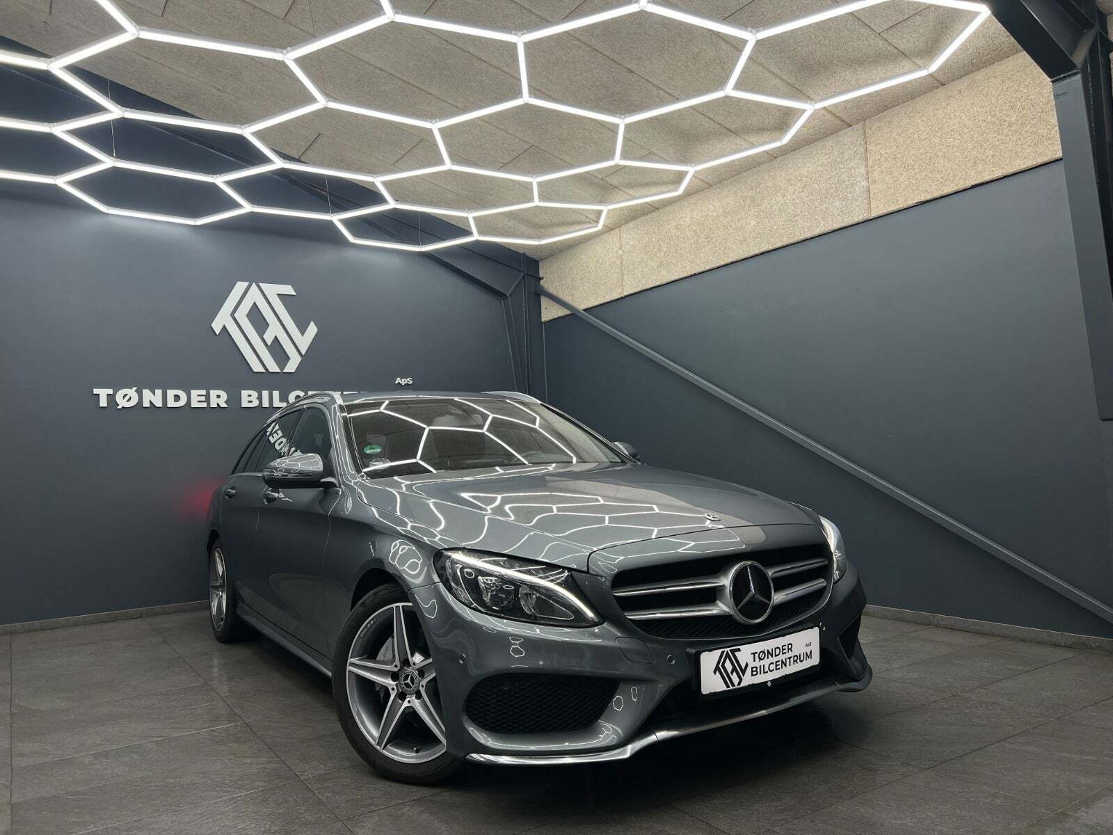 Grå Mercedes C220 d fra 2017 set udefra