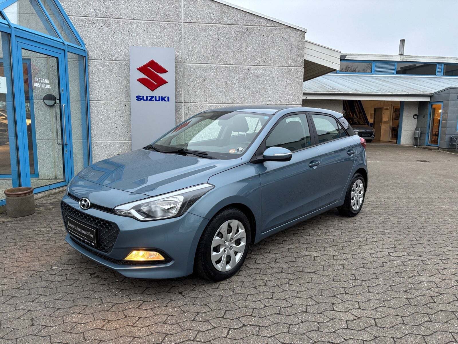 Blå Hyundai i20 fra 2017