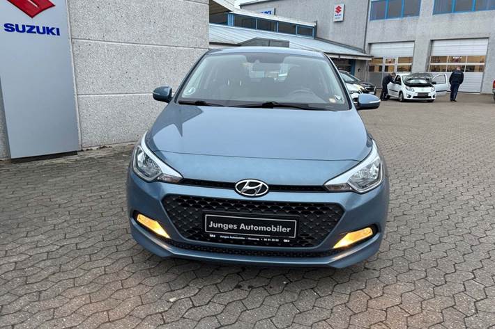 Blå Hyundai i20 fra 2017