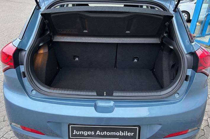 Blå Hyundai i20 fra 2017