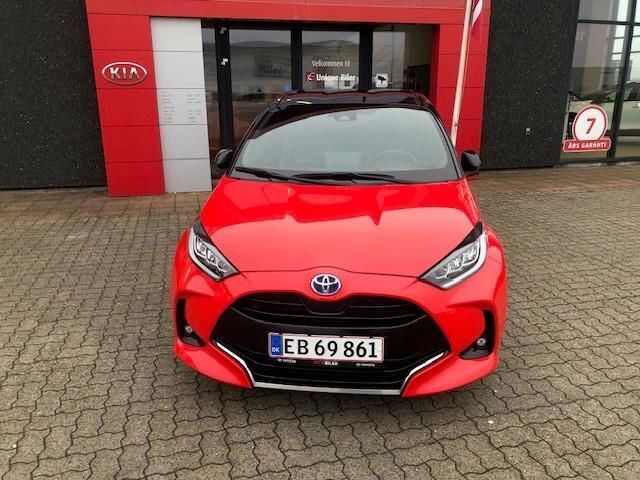 Rød Toyota Yaris fra 2020