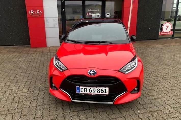 Rød Toyota Yaris fra 2020