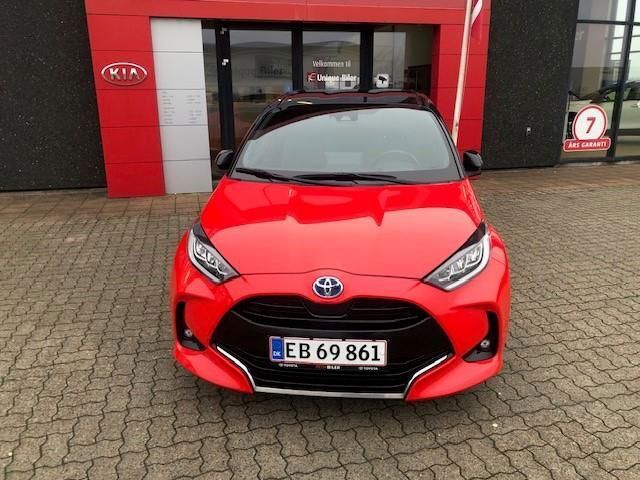 Rød Toyota Yaris fra 2020