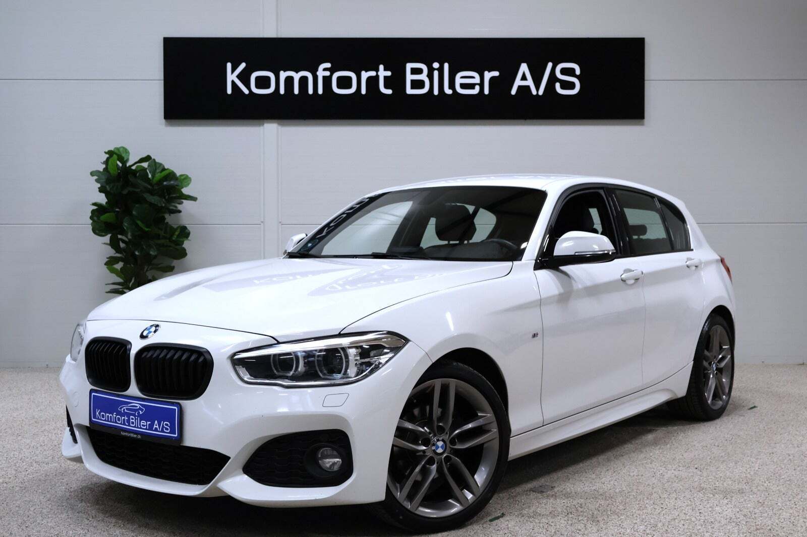 Hvid BMW 118d fra 2019 set udefra