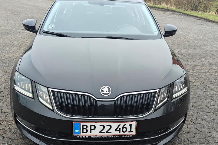 Sort Skoda Octavia fra 2017