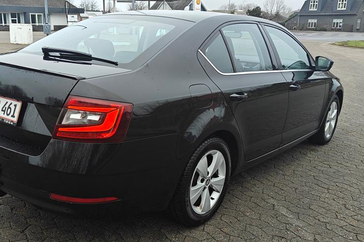 Sort Skoda Octavia fra 2017