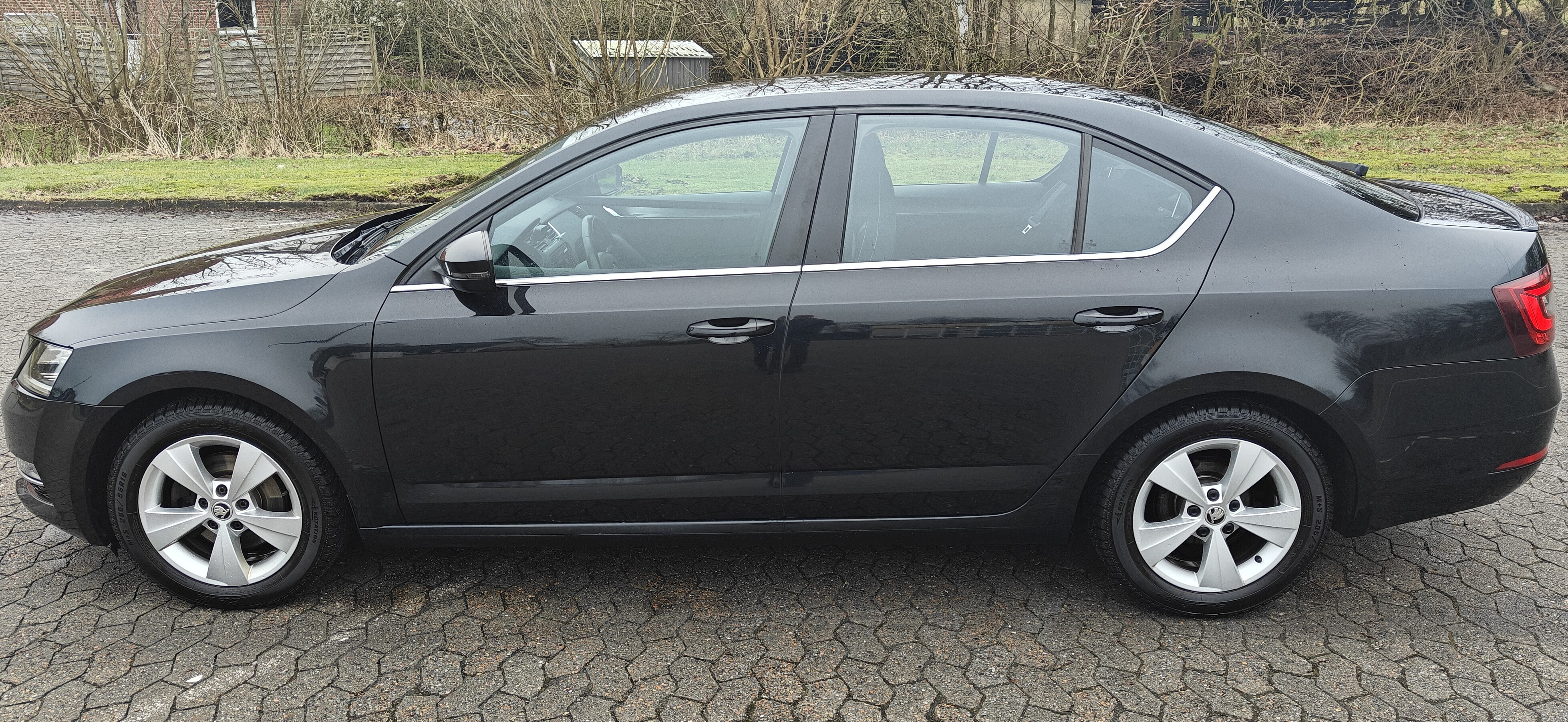 Sort Skoda Octavia fra 2017