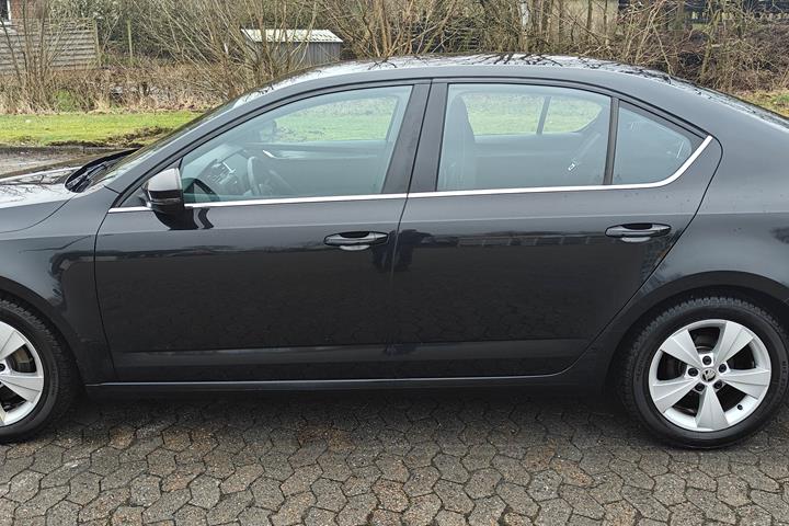 Sort Skoda Octavia fra 2017