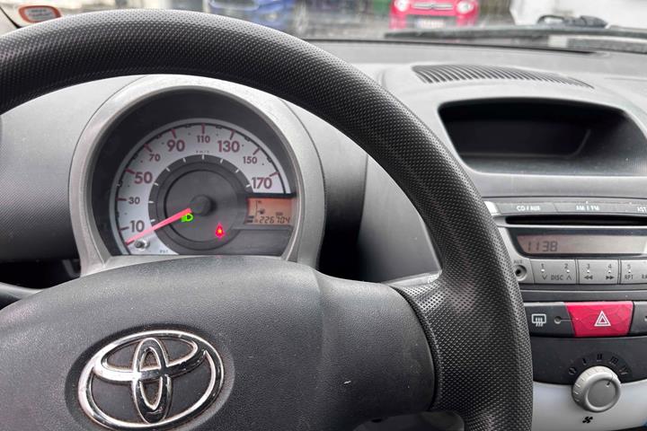 Sort Toyota Aygo fra 2008