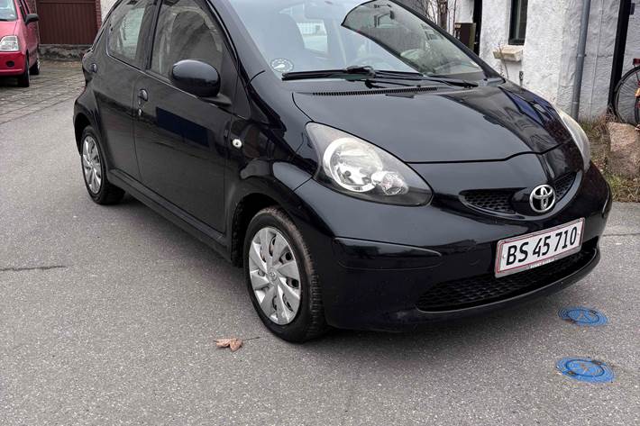 Sort Toyota Aygo fra 2008