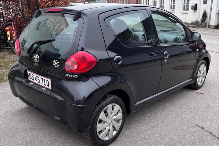 Sort Toyota Aygo fra 2008
