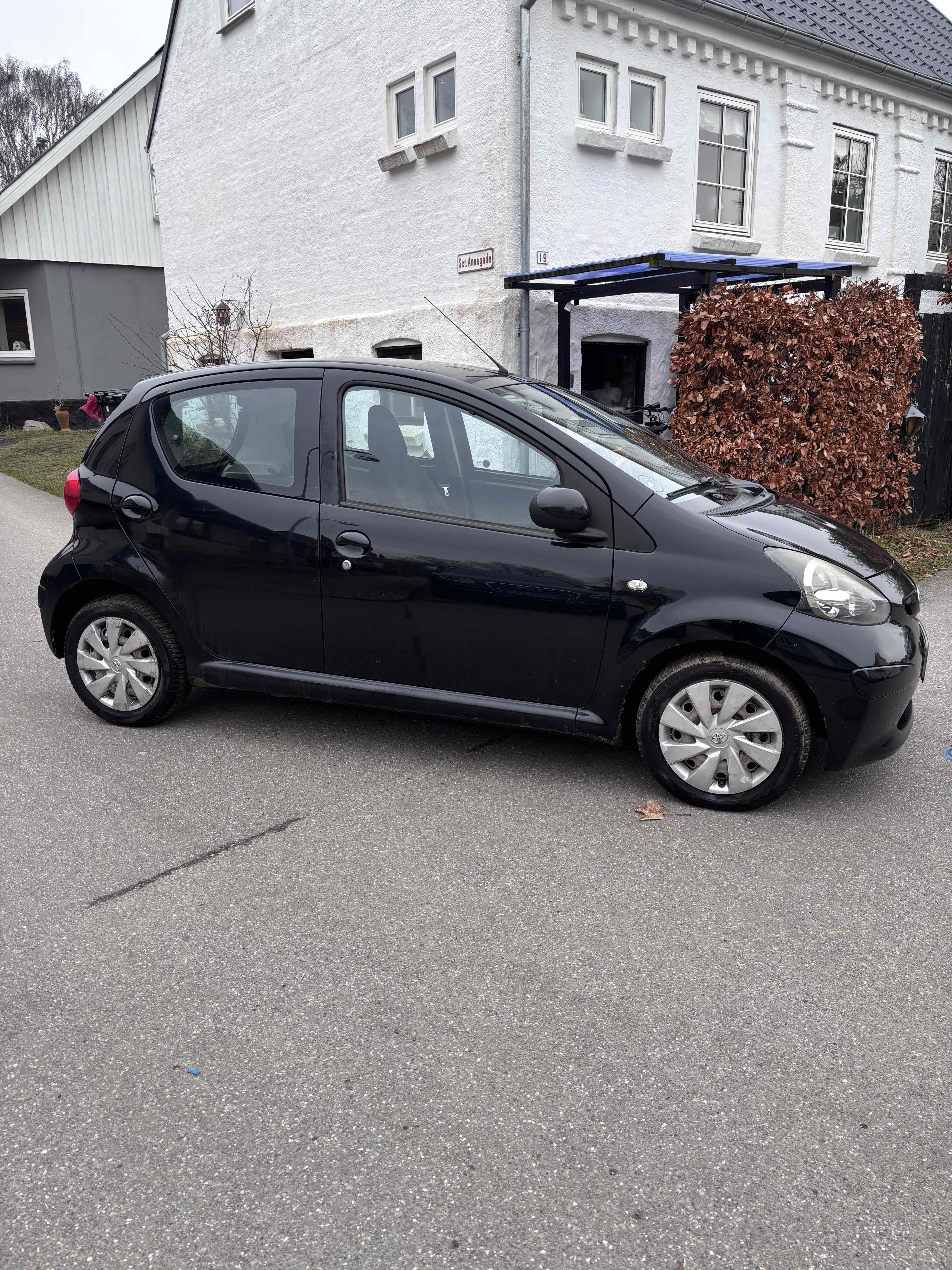 Sort Toyota Aygo fra 2008
