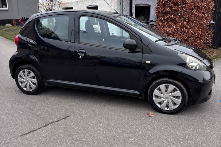 Sort Toyota Aygo fra 2008