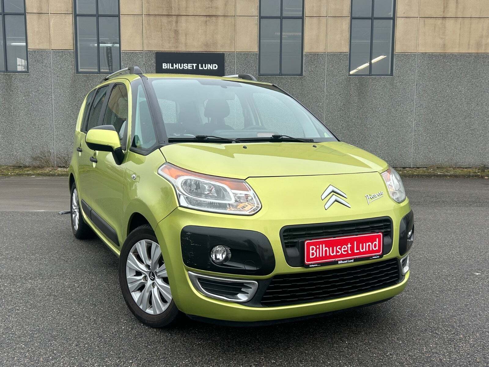 Grøn Citroën C3 Picasso fra 2010 set udefra