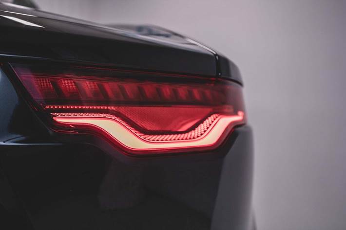 Sort Jaguar F-Type fra 2020