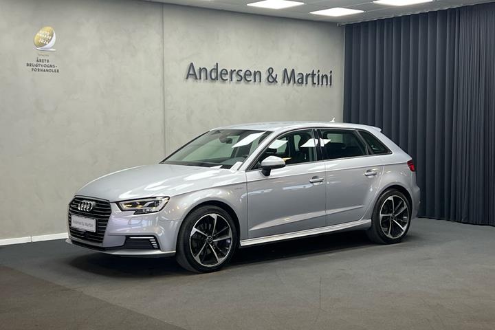 Sølv Audi A3 fra 2018 set udefra