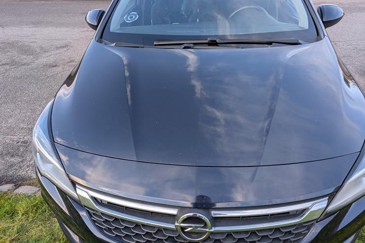 Blå Opel Astra fra 2019