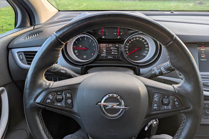 Blå Opel Astra fra 2019