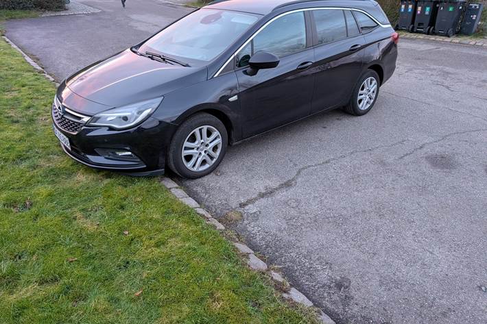 Blå Opel Astra fra 2019