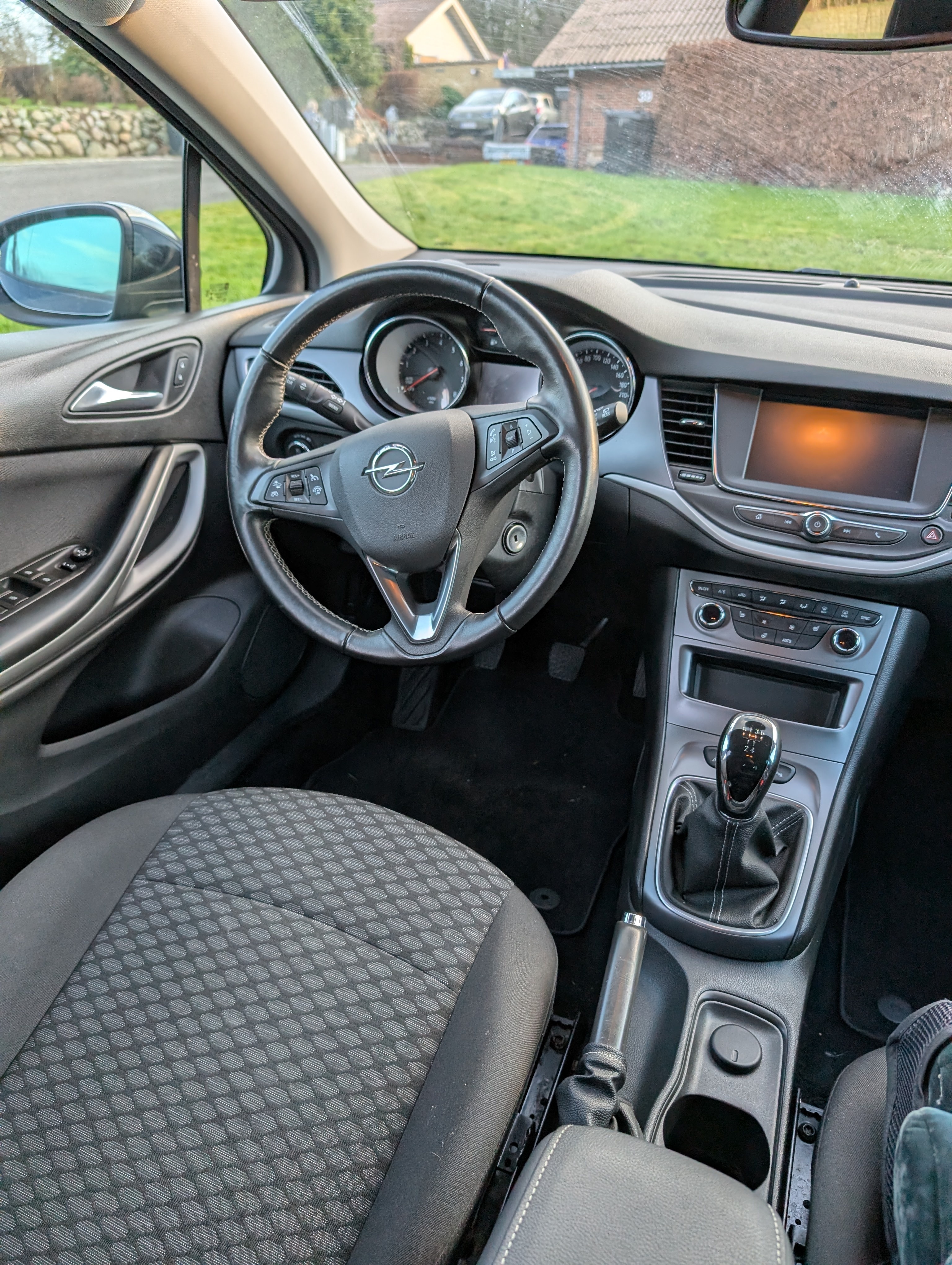 Blå Opel Astra fra 2019