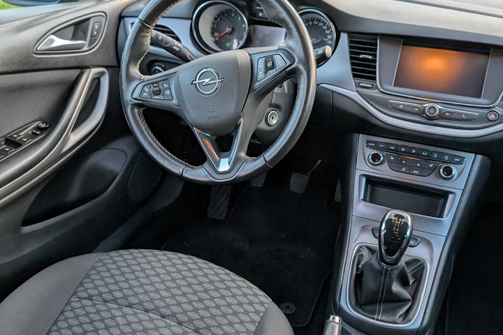 Blå Opel Astra fra 2019