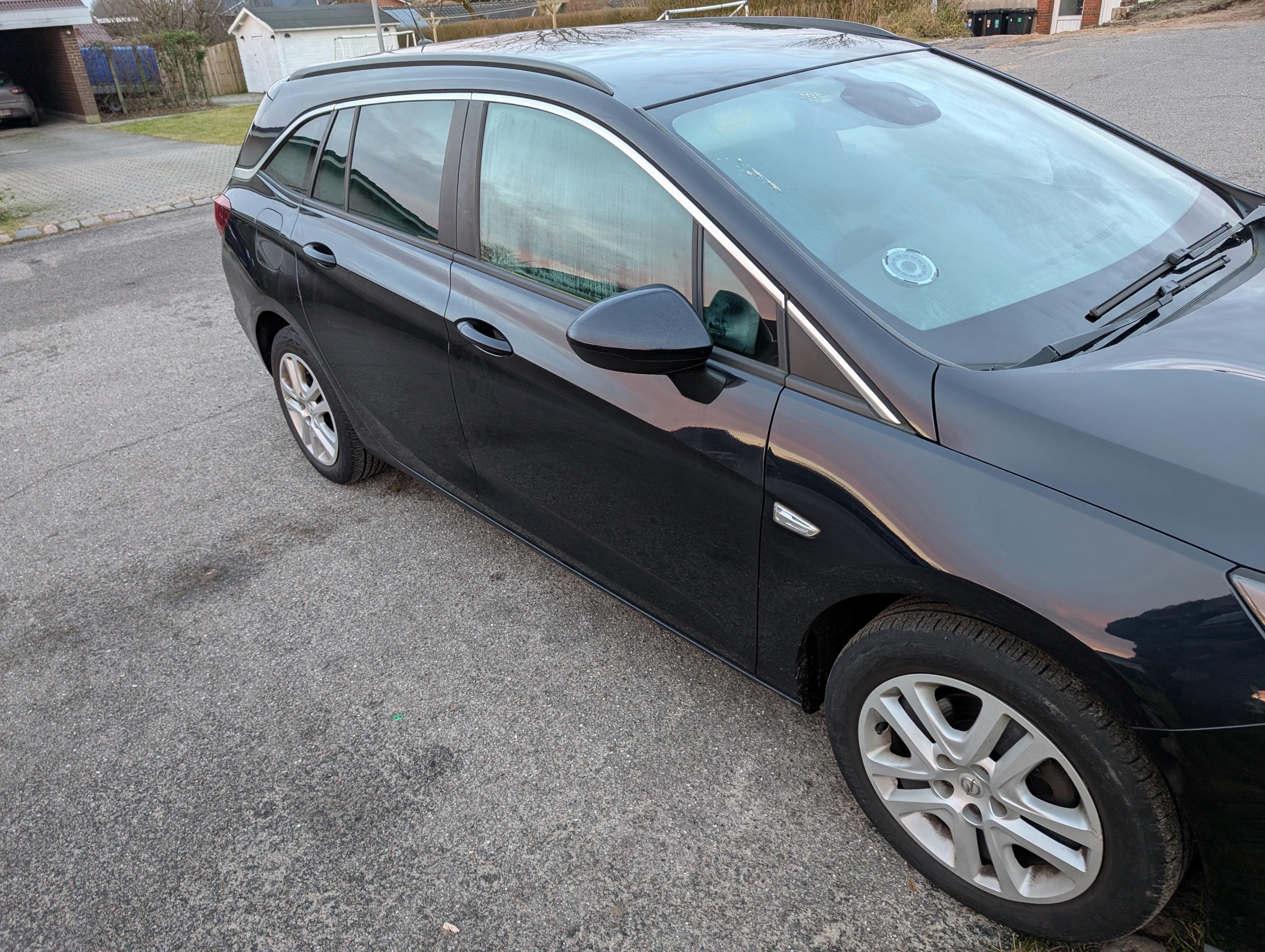Blå Opel Astra fra 2019