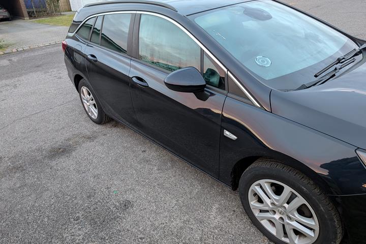 Blå Opel Astra fra 2019