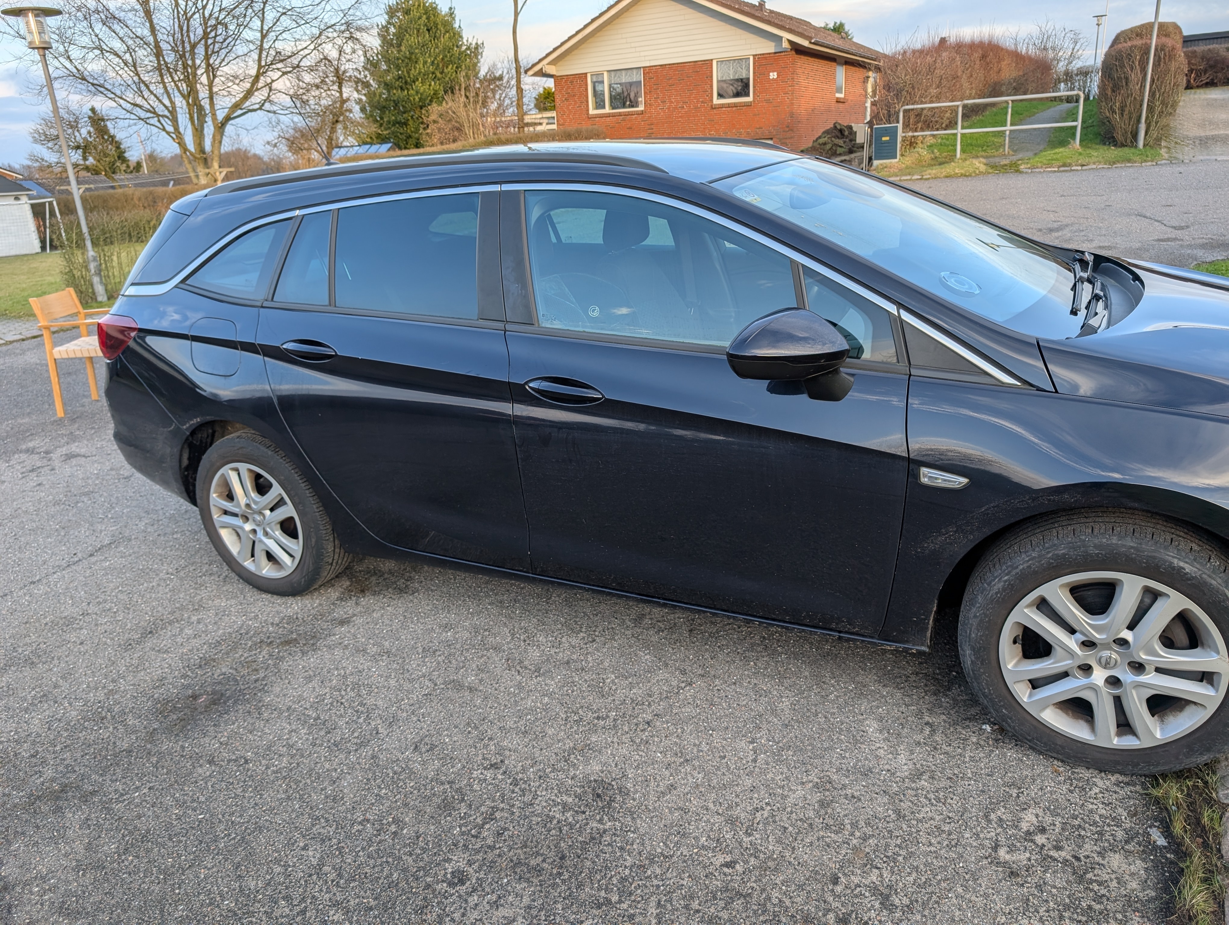 Blå Opel Astra fra 2019