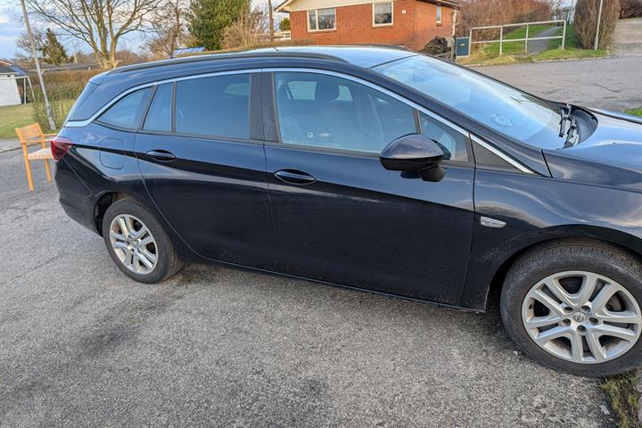 Blå Opel Astra fra 2019