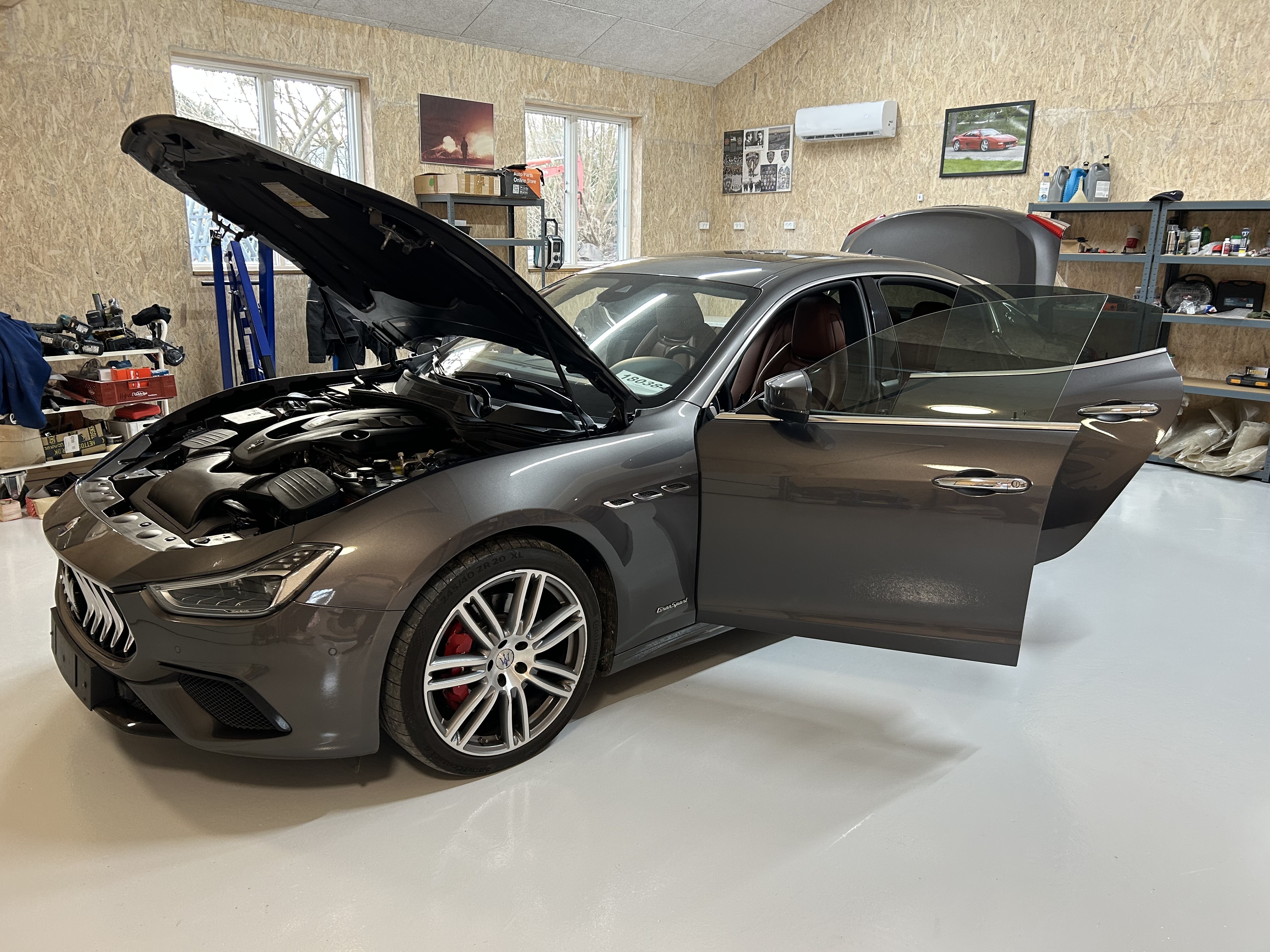 Grå Maserati Ghibli fra 2018