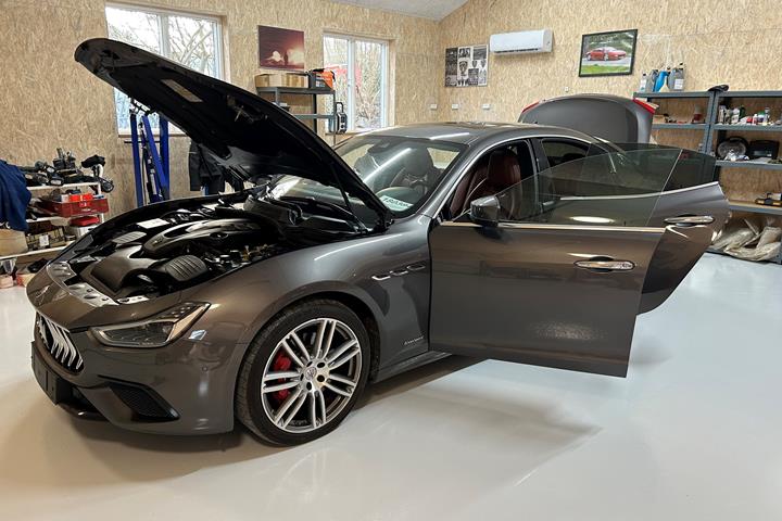 Grå Maserati Ghibli fra 2018