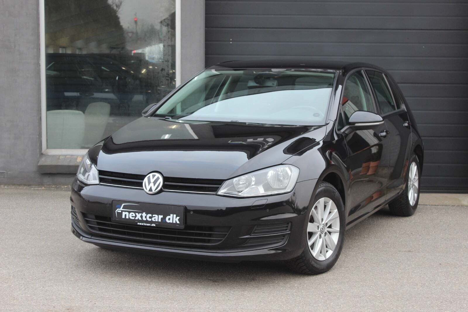 Sort VW Golf VII fra 2015 set udefra