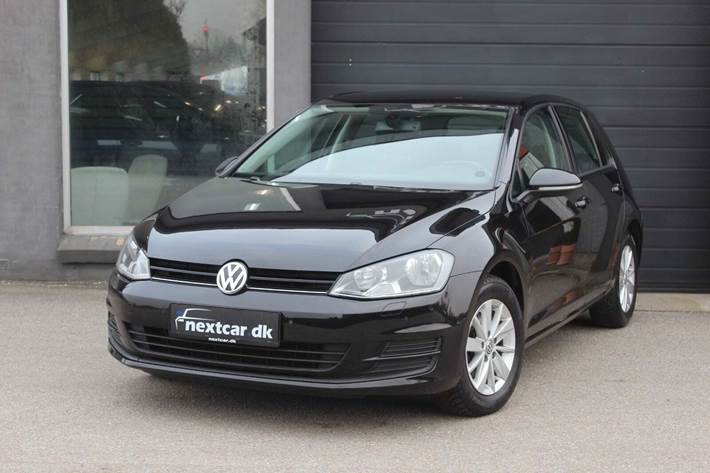 Sort VW Golf VII fra 2015 set udefra