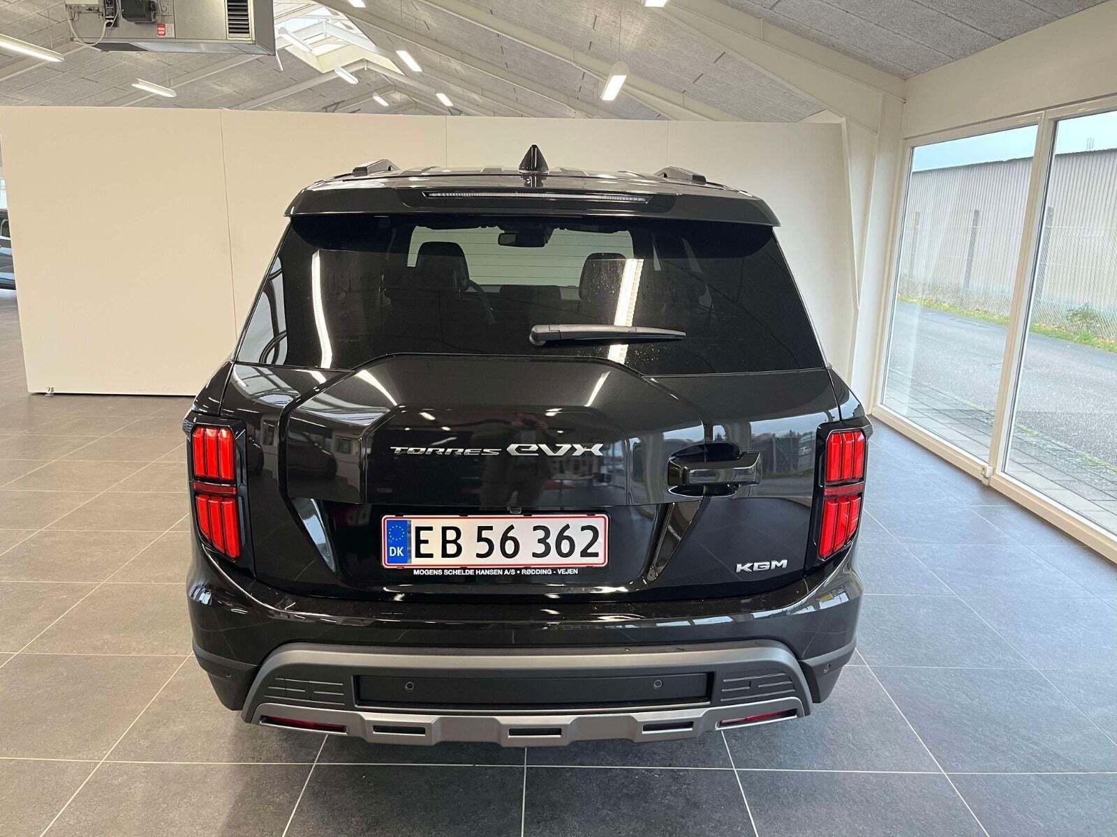 Sort KGM Torres EVX fra 2024 set udefra