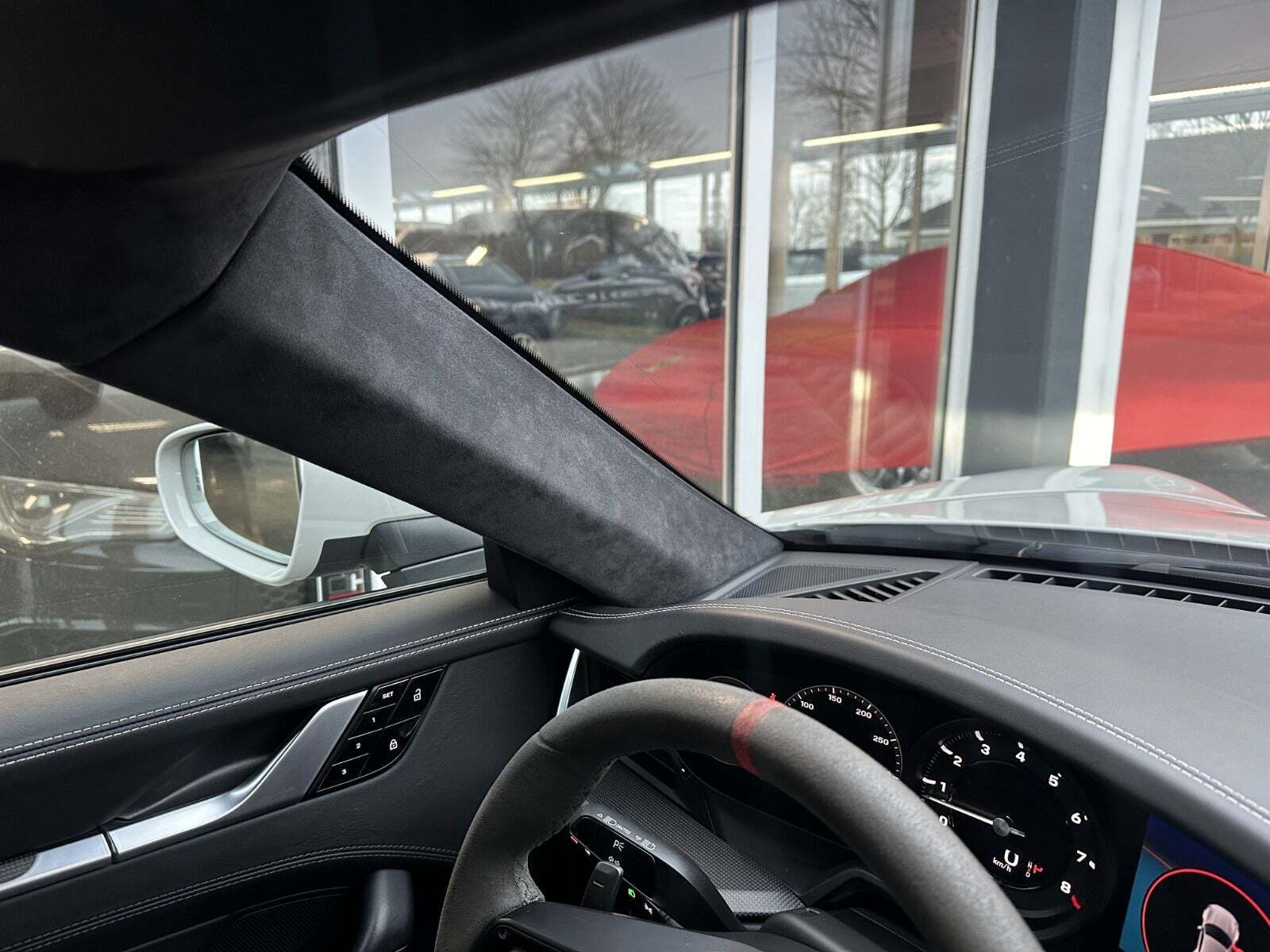 Hvid Porsche 911 Carrera 4S fra 2019 set indefra