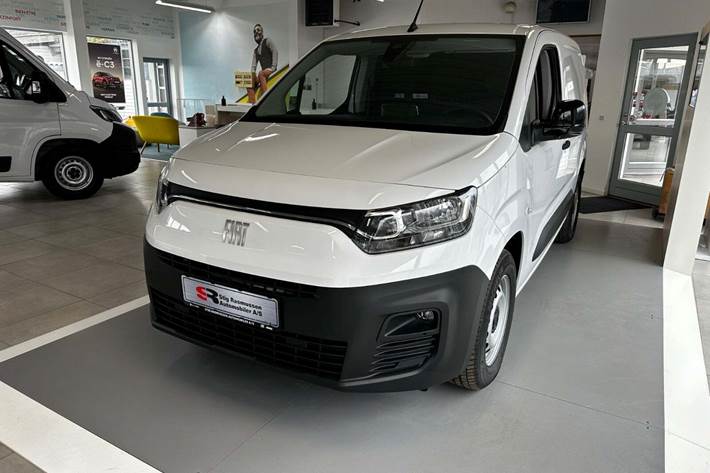 Hvid Fiat Doblò E fra 2024 set udefra