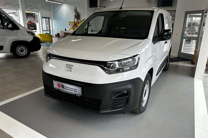 Hvid Fiat Doblò E fra 2024 set udefra