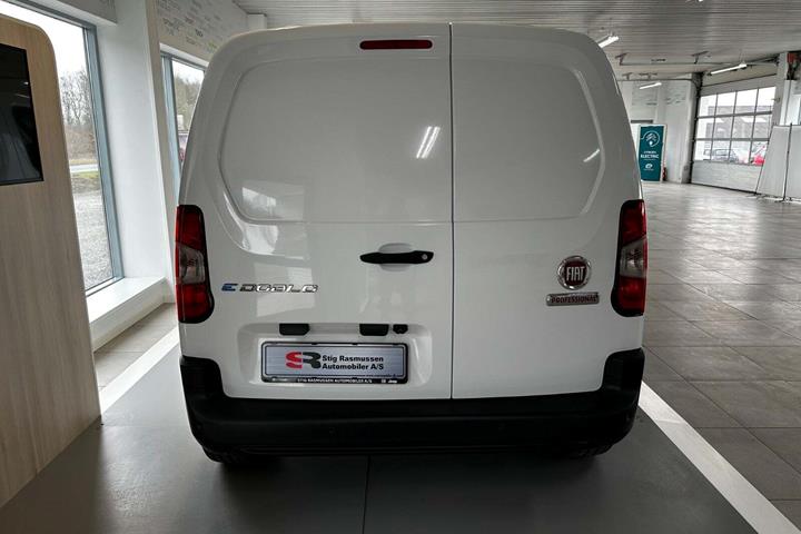 Hvid Fiat Doblò E fra 2024 set udefra