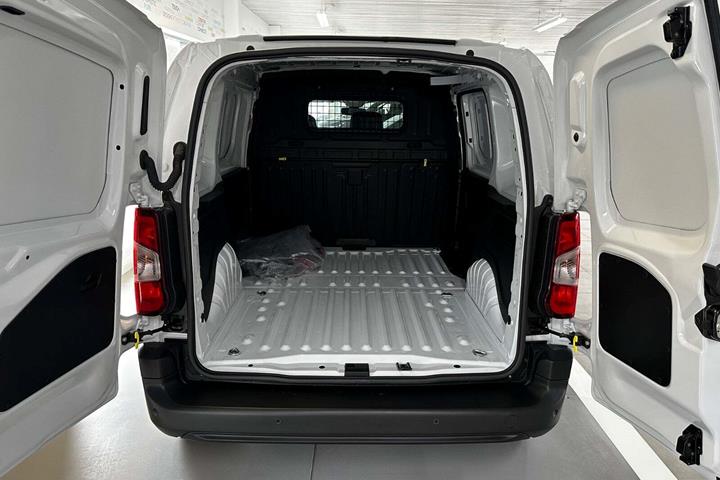 Hvid Fiat Doblò E fra 2024 set udefra