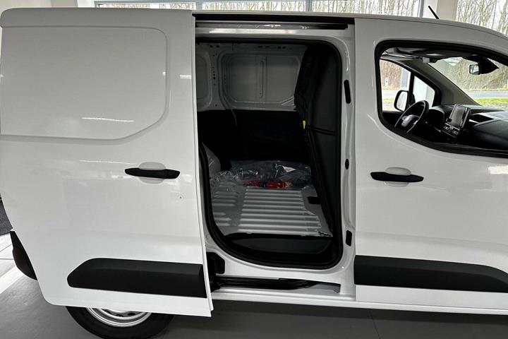 Hvid Fiat Doblò E fra 2024 set udefra