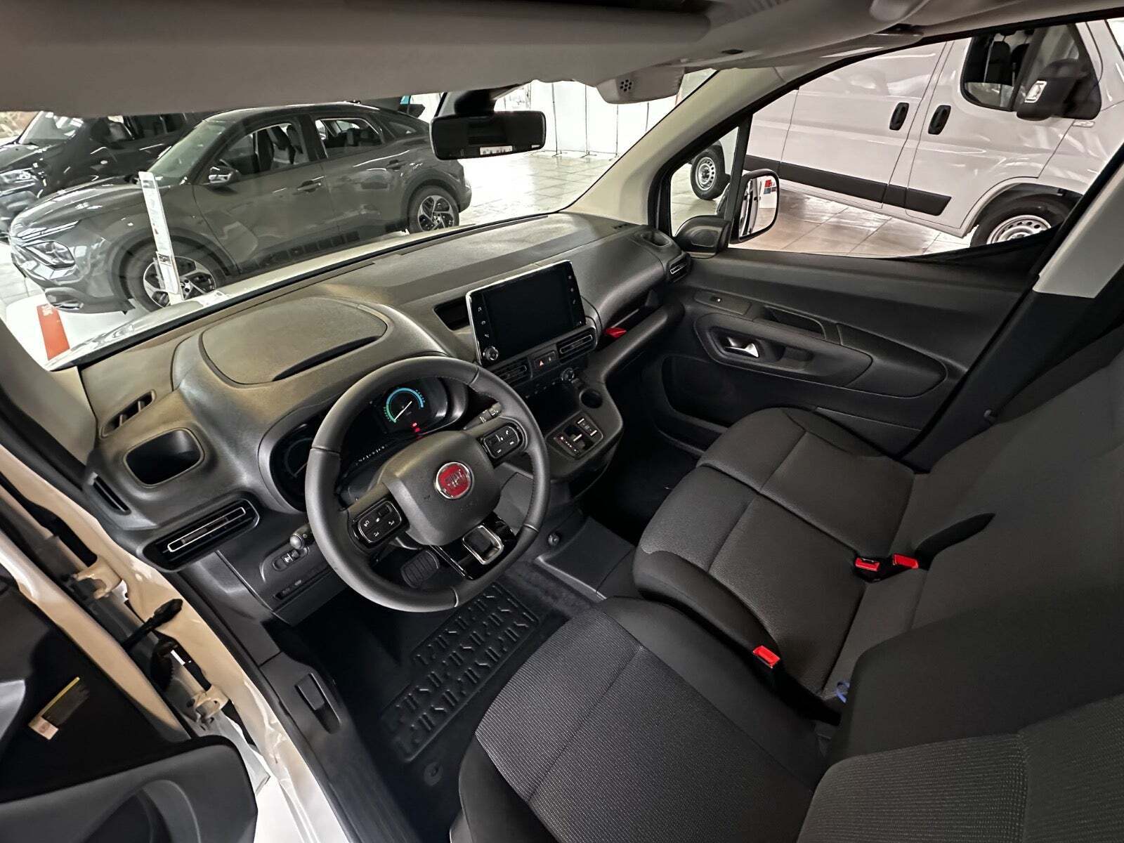 Hvid Fiat Doblò E fra 2024 set indefra